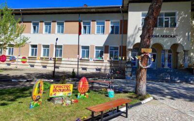 Пъстра великденска украса краси ПГ „Васил Левски“, град Мездра